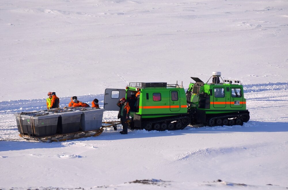 2013-14 AHT team taking H&auml;gglunds transport from Scott Base (002)