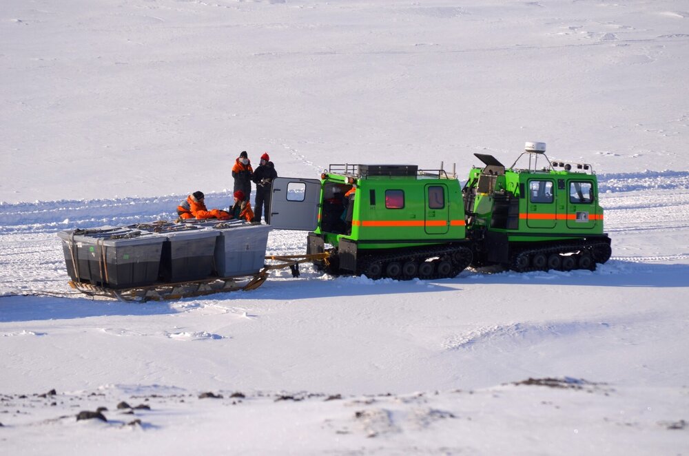 2013-14 AHT team taking H&auml;gglunds transport from Scott Base (004)