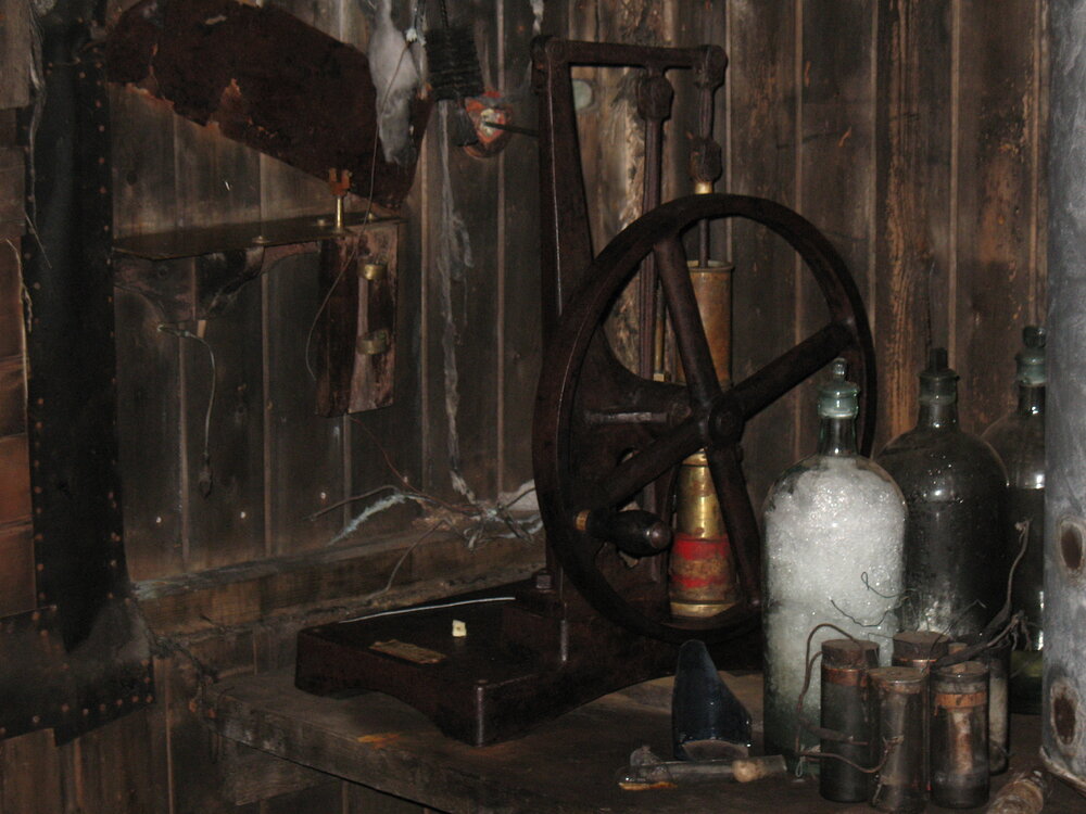 2013-14 Vacuum pump in the Science corner in Scott's 'Terra Nova' hut (002)