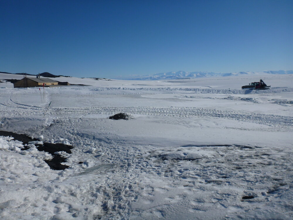 Scott's 'Terra Nova' hut and PistenBully