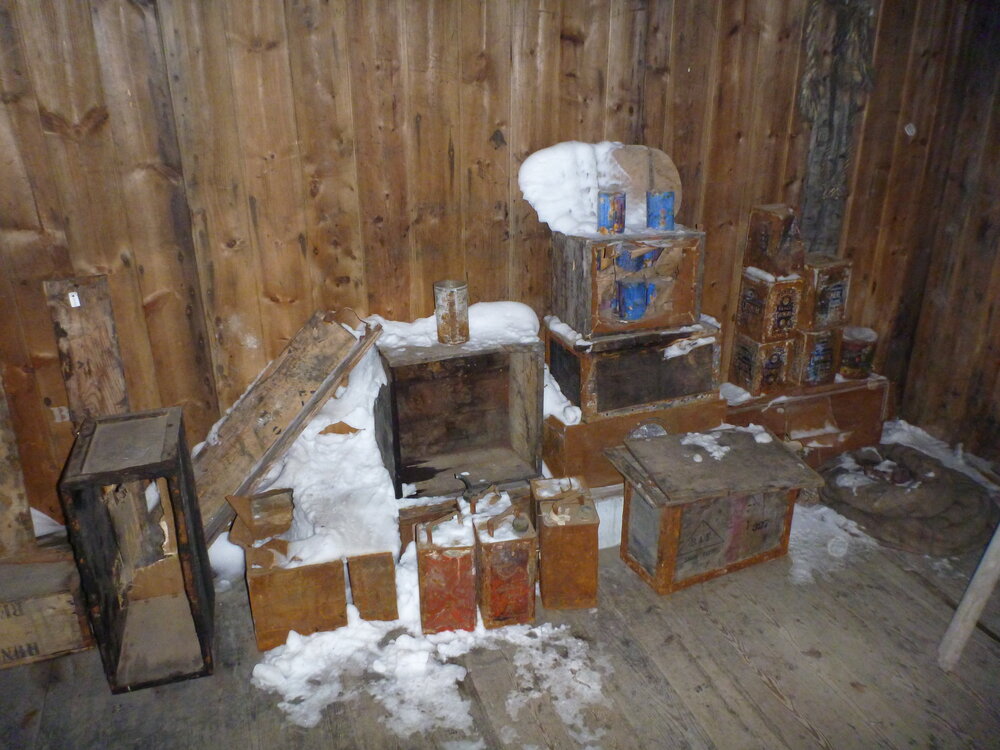 Snow ingress, main space of Scott's 'Discovery' hut 
