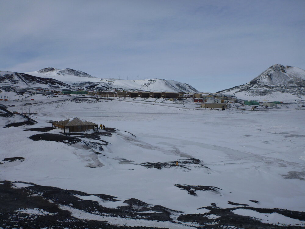 Scott's 'Discovery' hut and McMurdo Station (001)