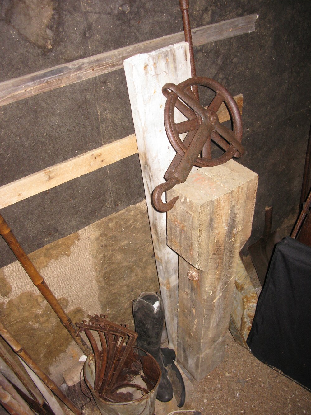 Rope pulley wheel in Mawson's Lab, Shackleton's 'Nimrod' hut (001)