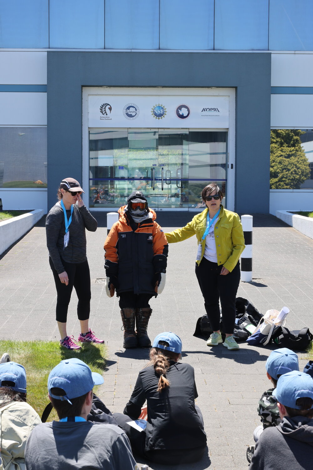 Dr Gabriela Roldan presenting to Young Inspiring Explorers (005)