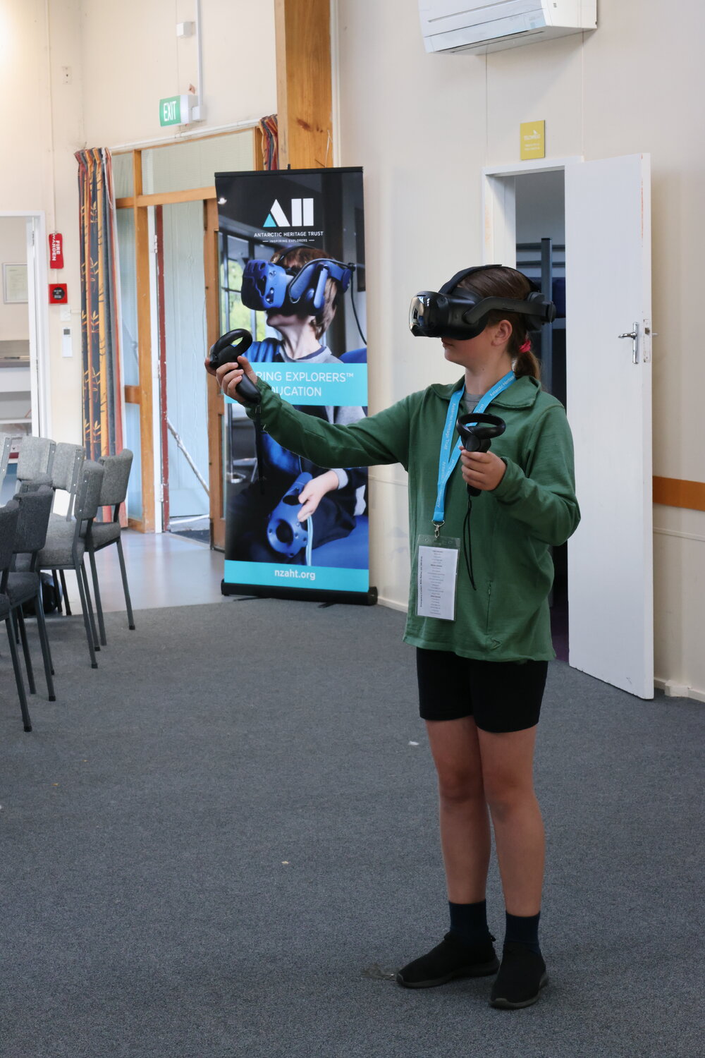 Young Inspiring Explorers experience the Hillary's Hut VR (002)