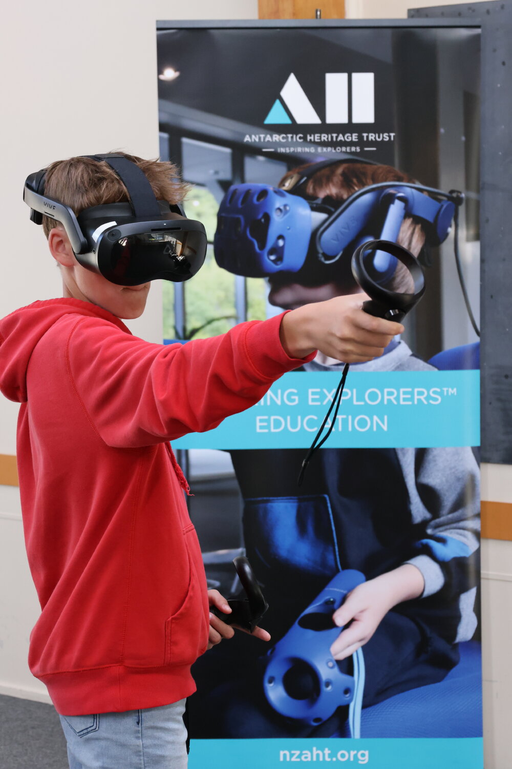 Young Inspiring Explorers experience the Hillary's Hut VR (006)