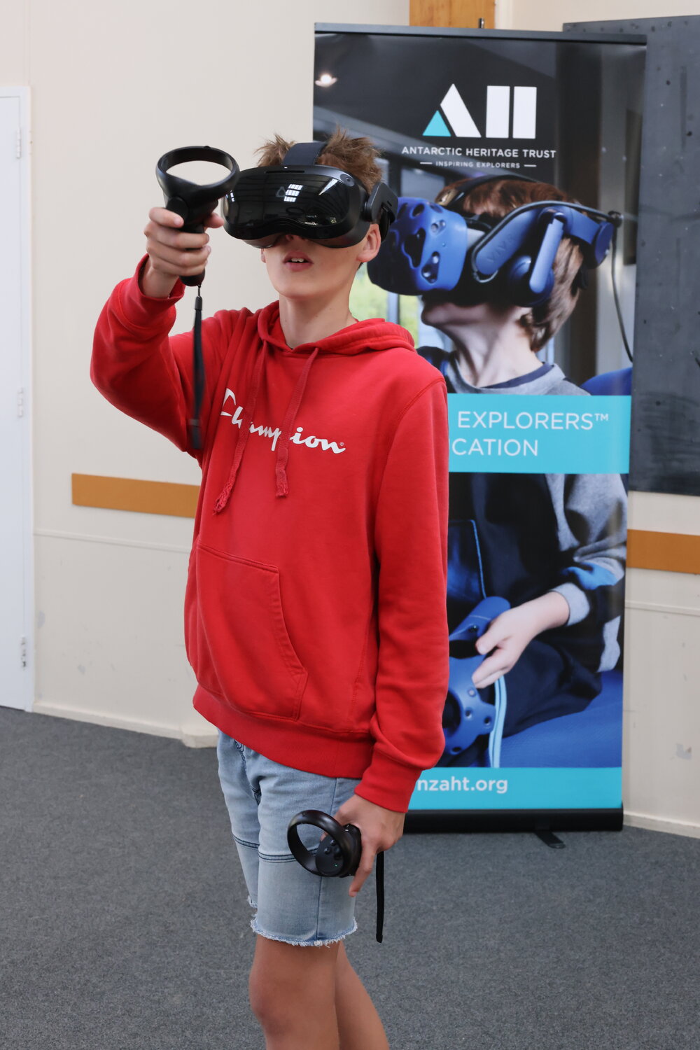 Young Inspiring Explorers experience the Hillary's Hut VR (007)