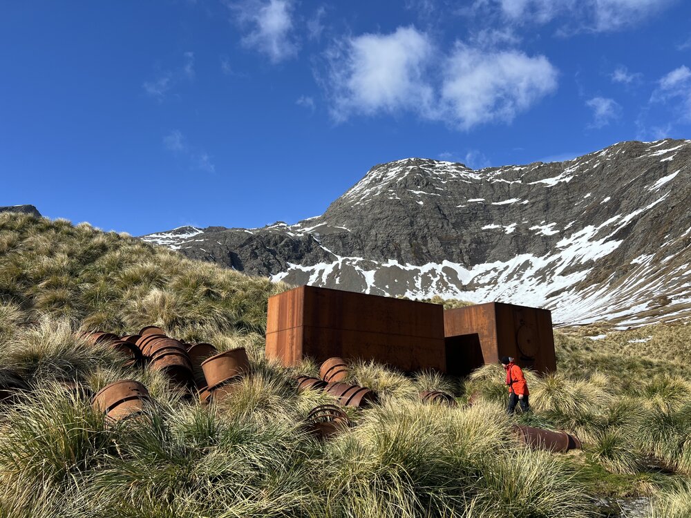 A passenger exploring buildings in Godthul