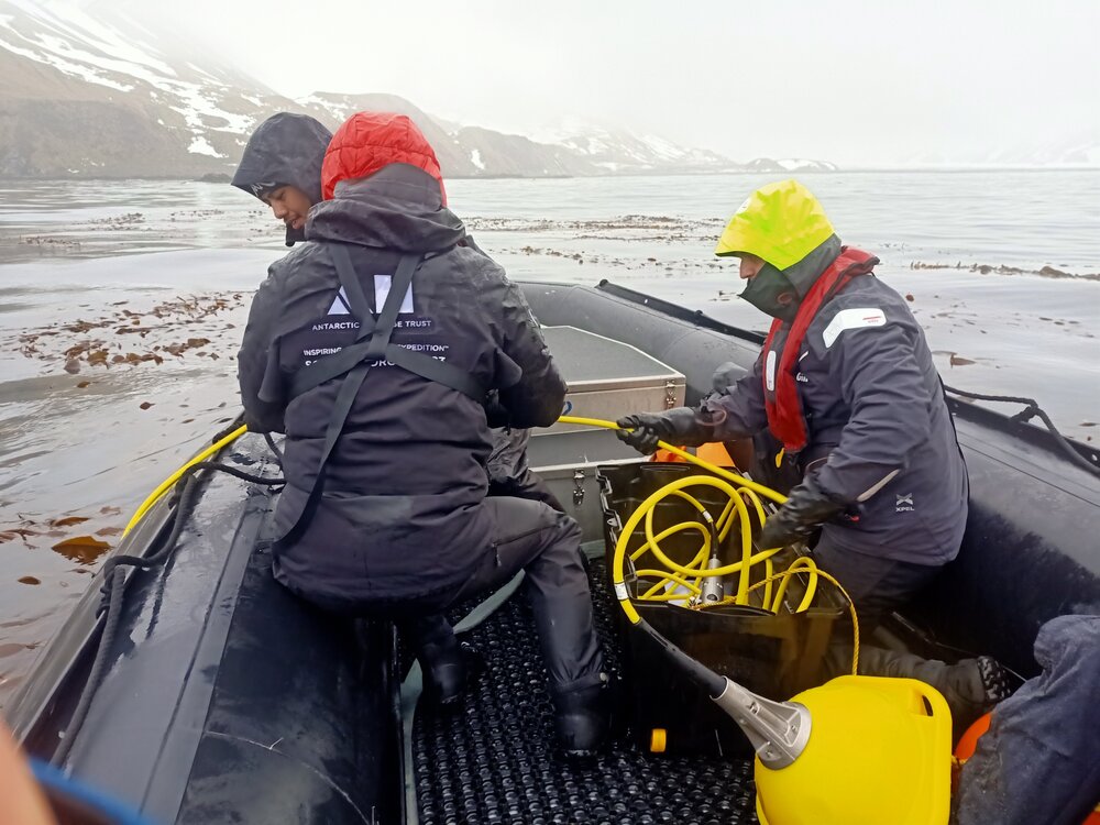 Inspiring Explorers launch the MetService Spotter Buoy from a zodiac (001)