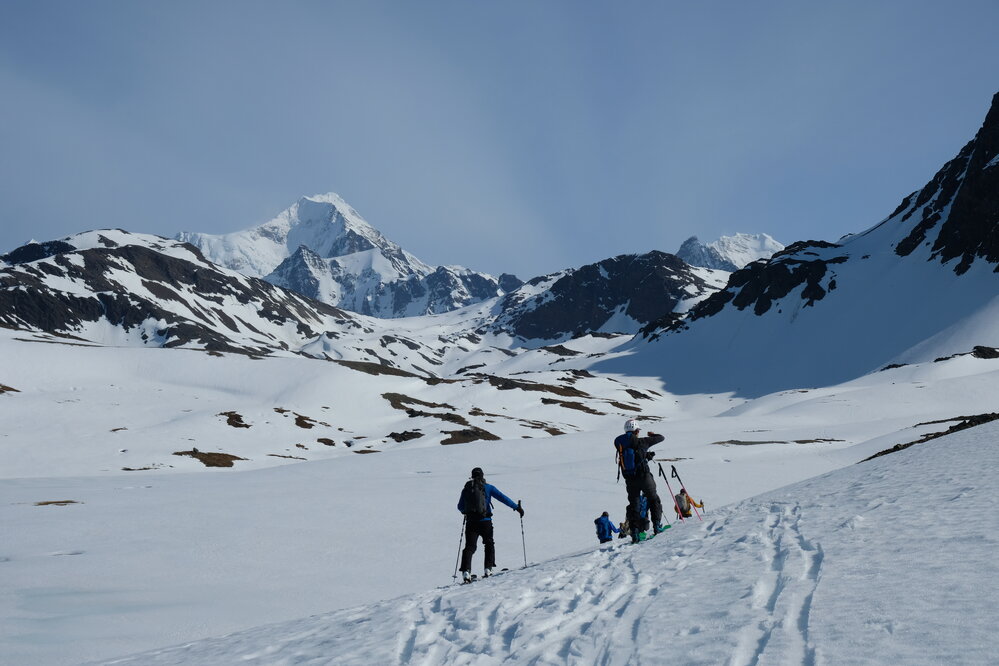 Mount Hodges climbing team on skis (002)