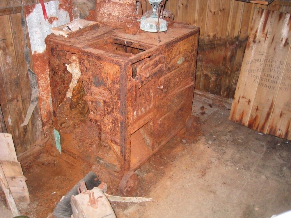 2003 K440 at Borchgrevink's huts - Living hut interior (073)