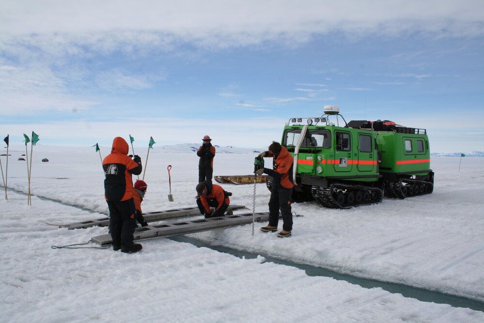 2013-14 Preparing a route over a crack in the sea-ice for the H&auml;gglunds (002)