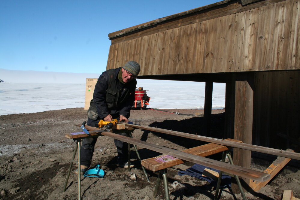 2013-14 Torbj&Atilde;&cedil;rn Prytz working outside Scott's 'Discovery' hut, Hut Point (001)
