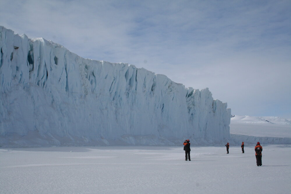 2013-14 AHT team walking near Barne Glacier (001)