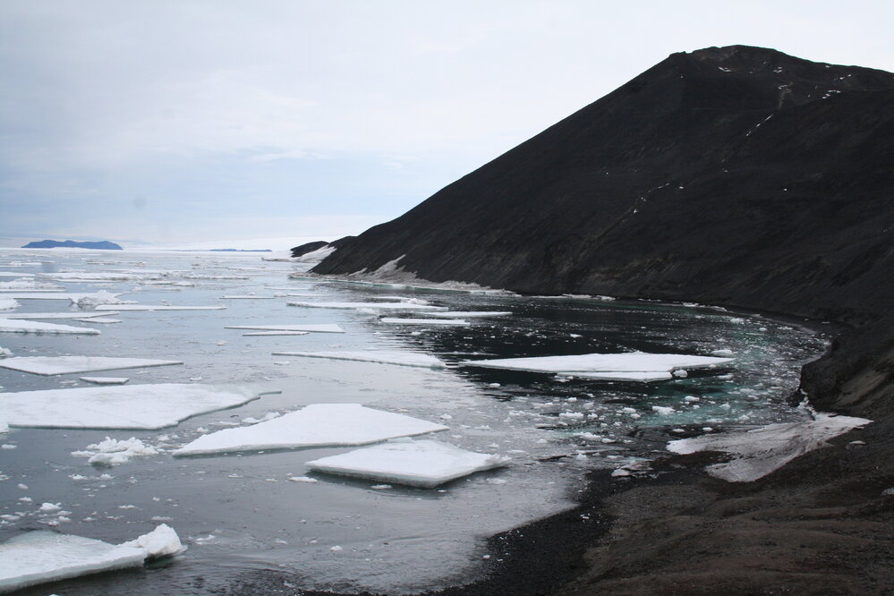 2013-14 Sea ice breaking up, Hut Point (002)