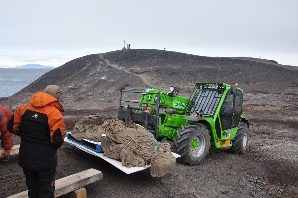2013-14 Moving the 'Discovery' awning back into place, Hut Point (002)