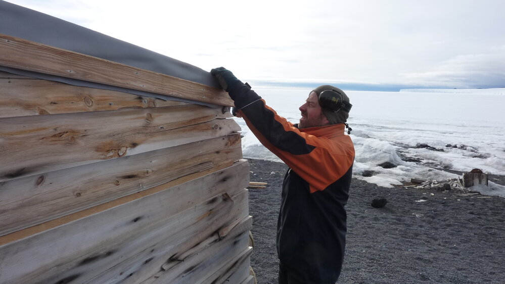 2010-11 Jaime Ward installing batten, Cape Evans