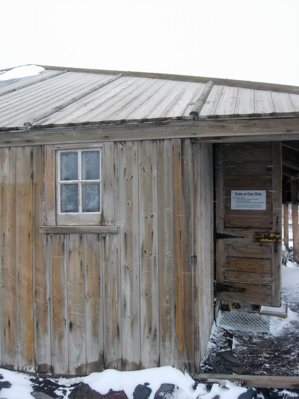 2007-08  Scott's Discovery hut inspection, exterior (009)