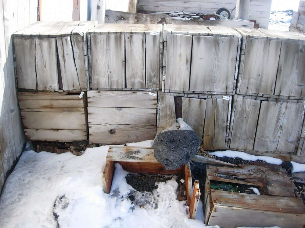 Garage on north side of Shackleton's 'Nimrod' hut (012)