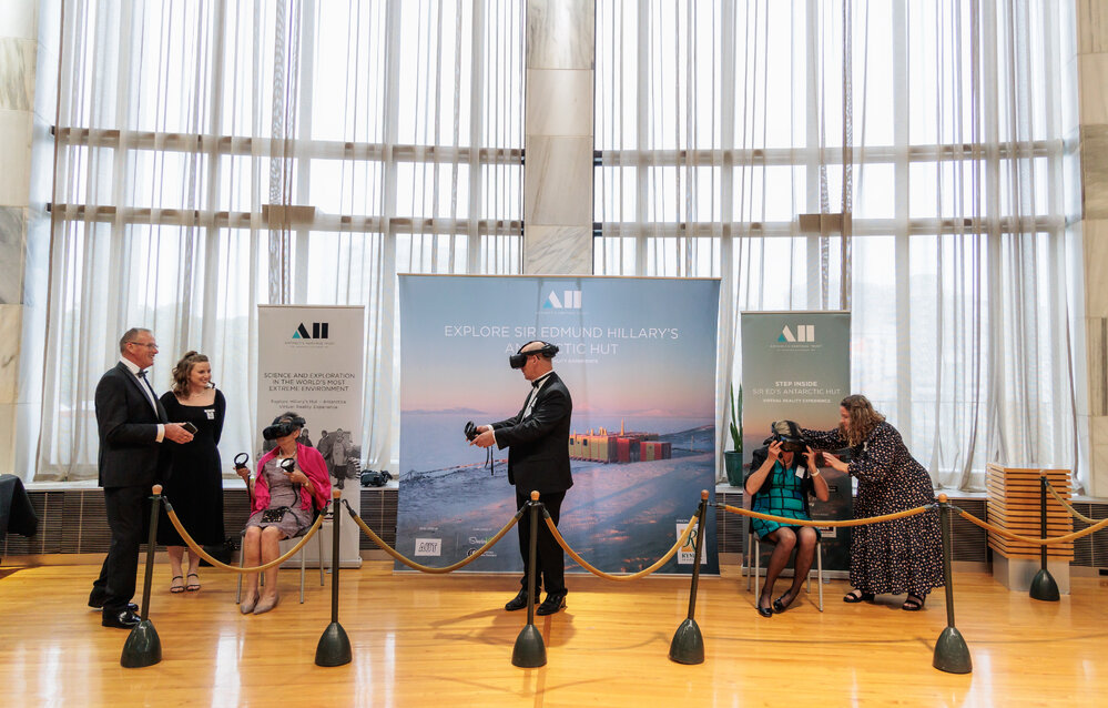 Experiencing the VR (001)