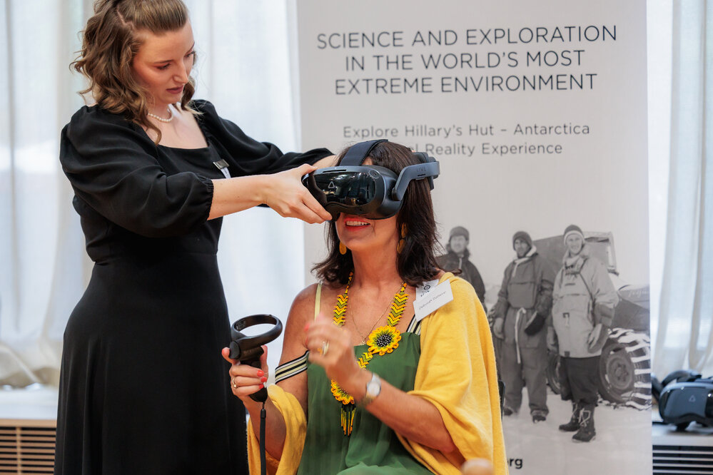 Experiencing the VR (003)