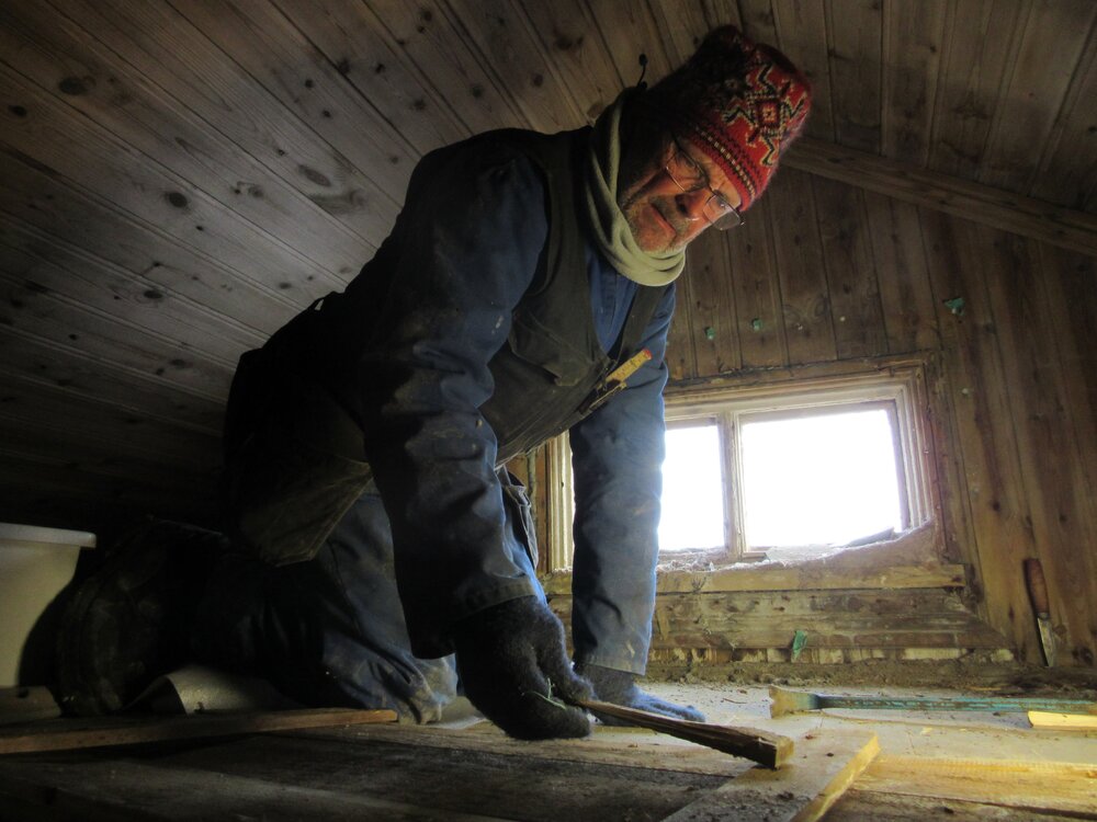 2015-16 Torbj&Atilde;&cedil;ern Prytz in Borchgrevink's hut (001)