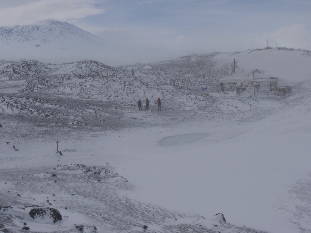 2010-11 K170 team members approach Shackleton's 'Nimrod' hut