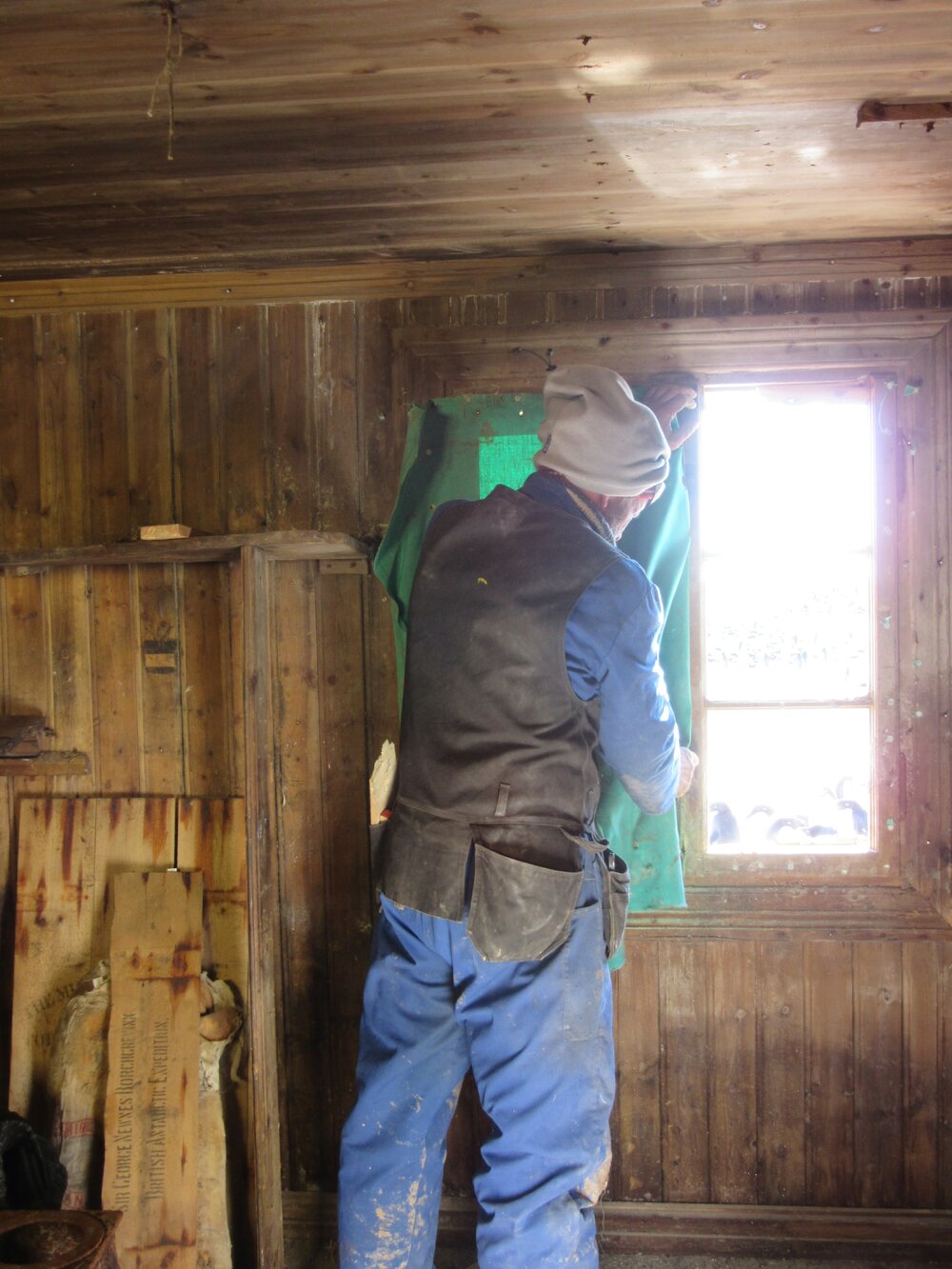 2015-16 Working in Borchgrevink's hut (004)