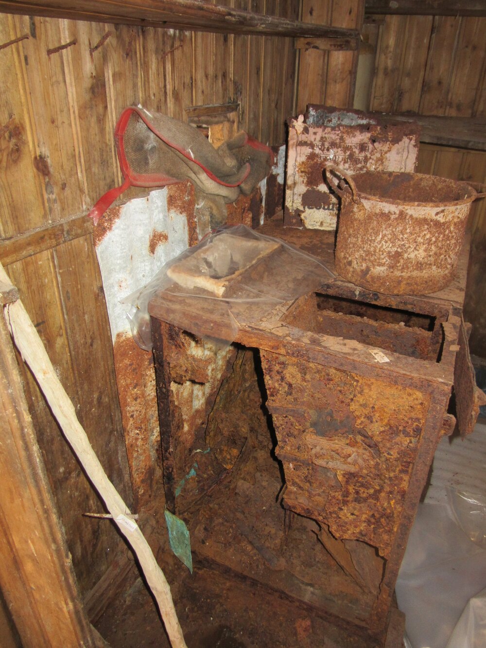 2015-16 Stove in Borchgrevink's hut (001)