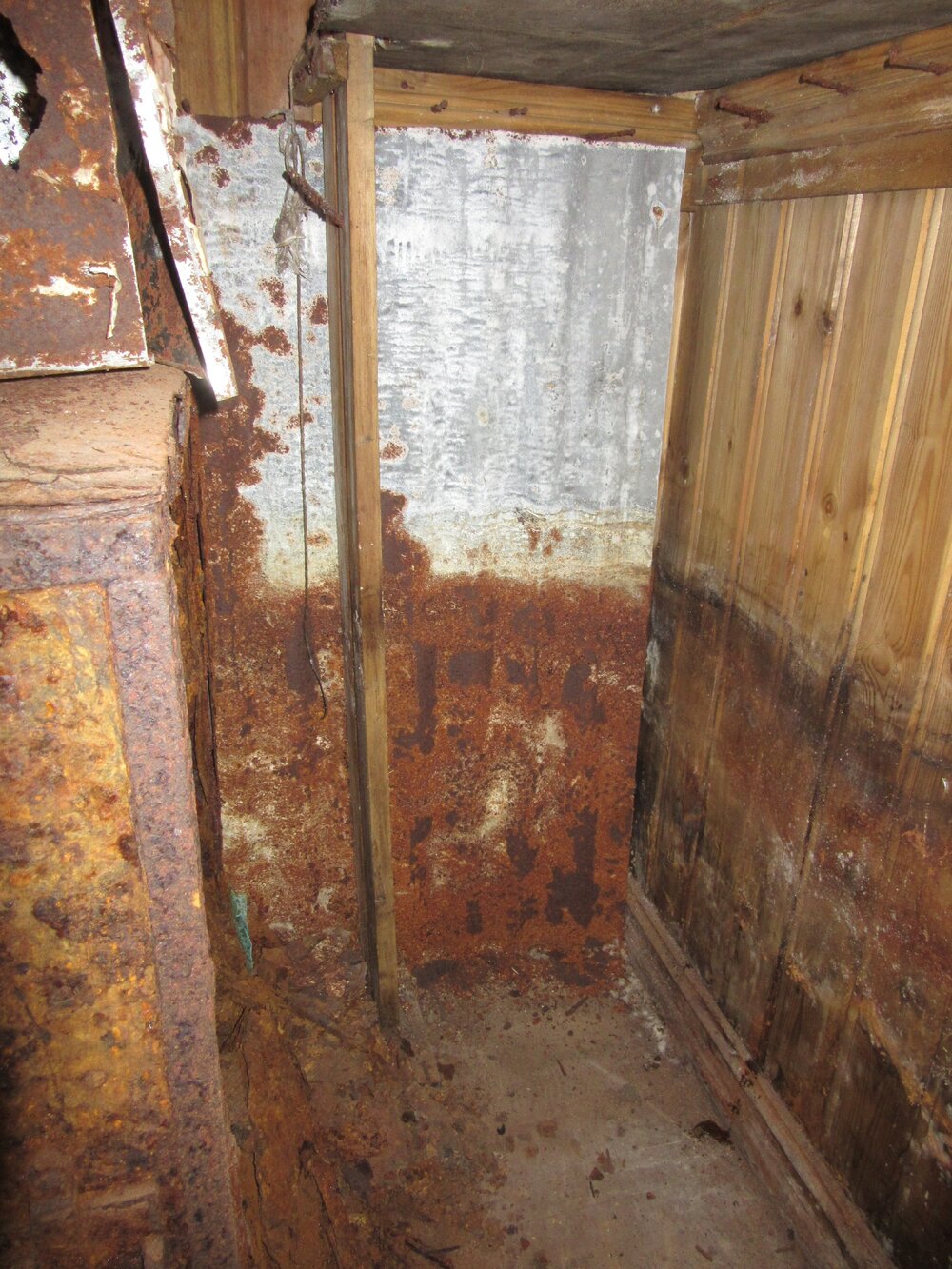 2015-16 Stove in Borchgrevink's hut (003)