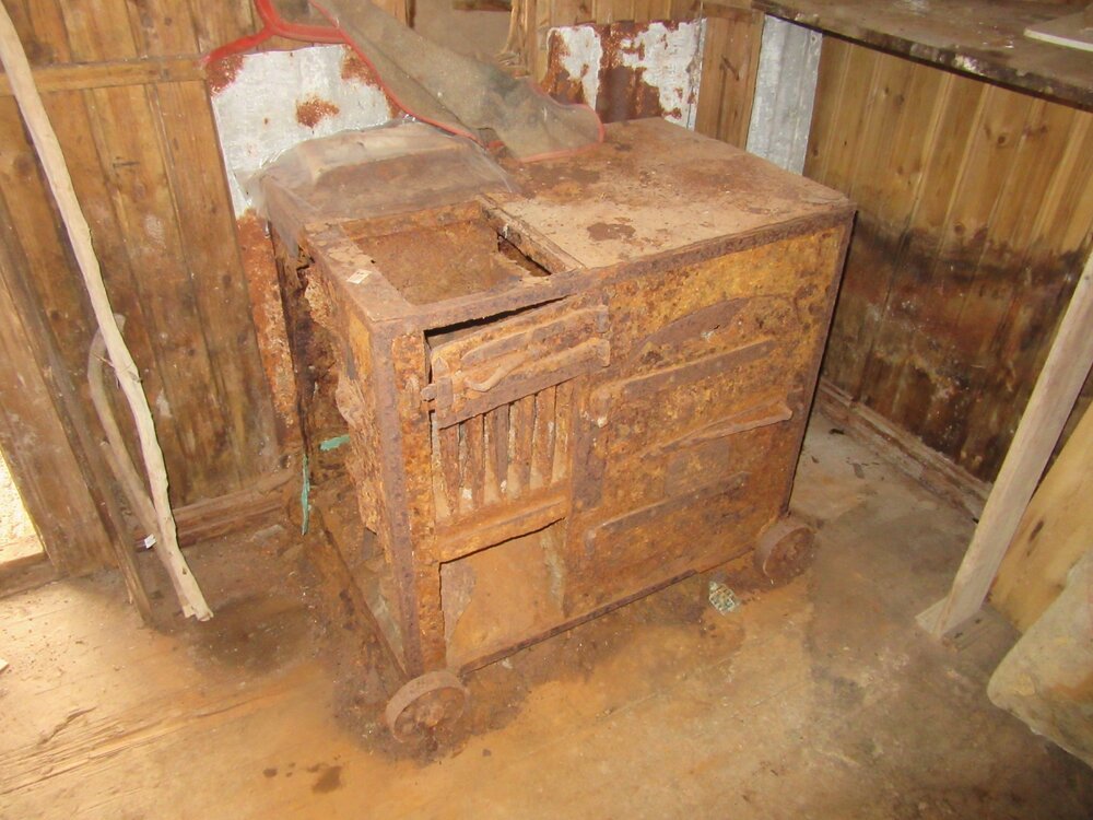 2015-16 Stove in Borchgrevink's hut (008)