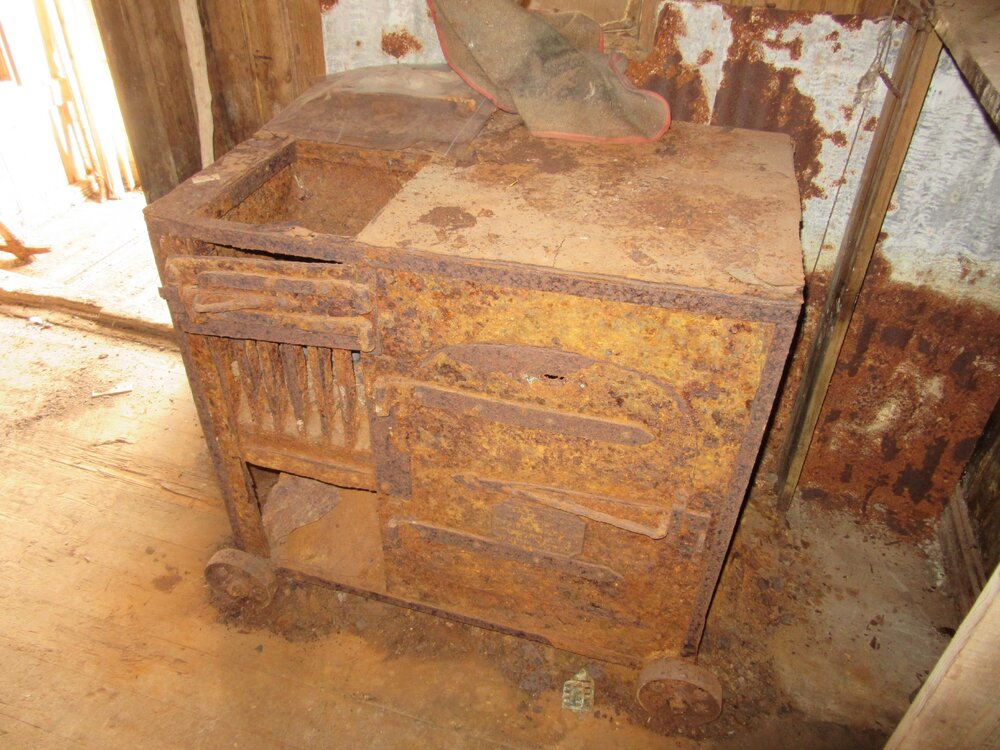 2015-16 Stove in Borchgrevink's hut (010)