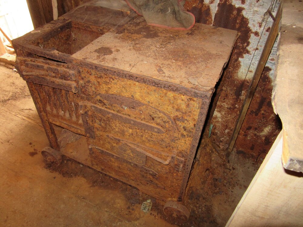 2015-16 Stove in Borchgrevink's hut (011)