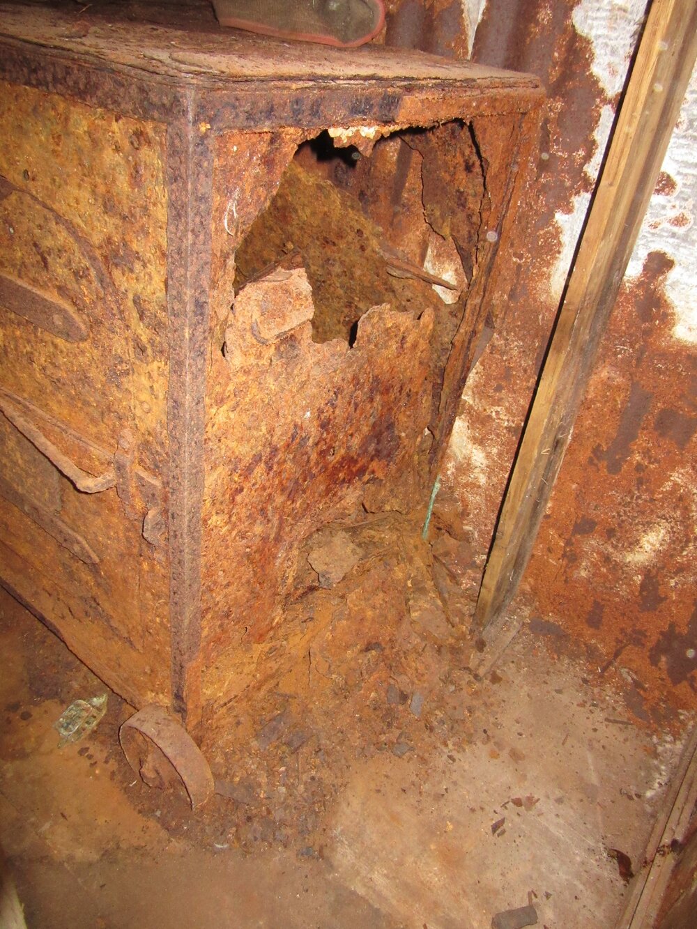 2015-16 Stove in Borchgrevink's hut (012)
