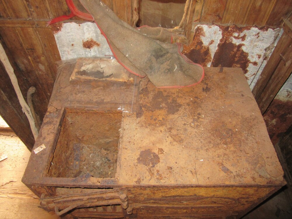 2015-16 Stove in Borchgrevink's hut (013)