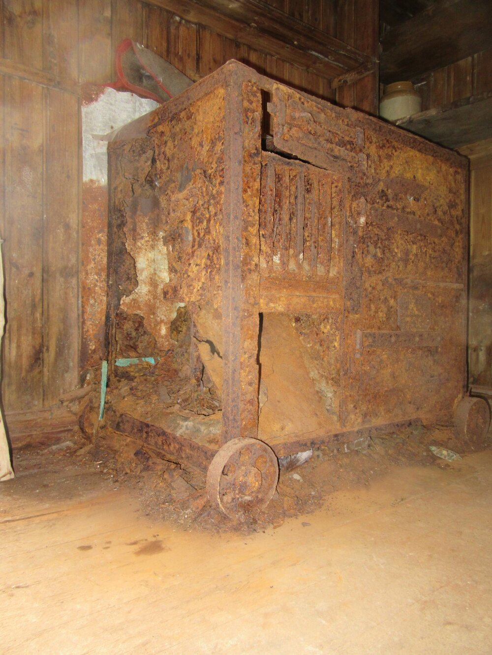2015-16 Stove in Borchgrevink's hut (015)