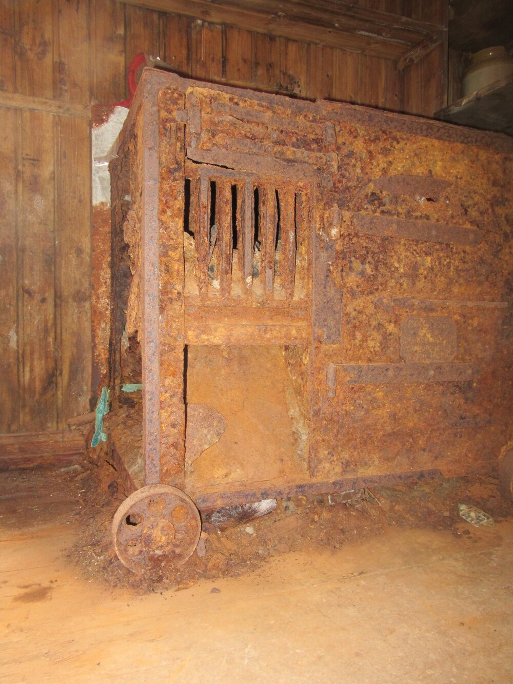 2015-16 Stove in Borchgrevink's hut (016)