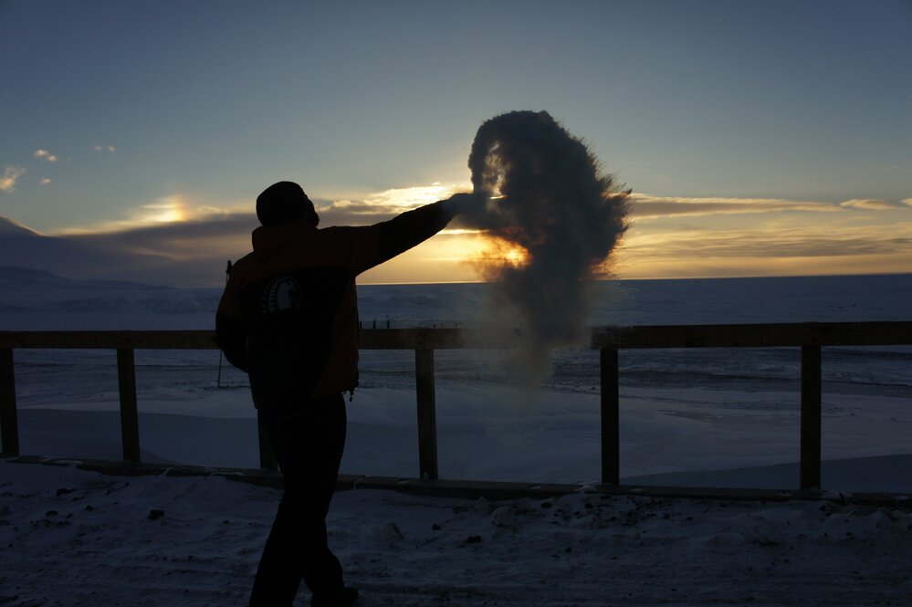 Throwing boiling water into freezing air
