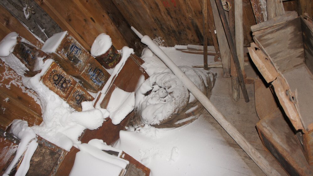 Southeast corner in Scott's 'Discovery' hut (002)