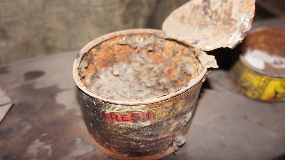 Tins on shelf, Scott's 'Discovery' hut (003)