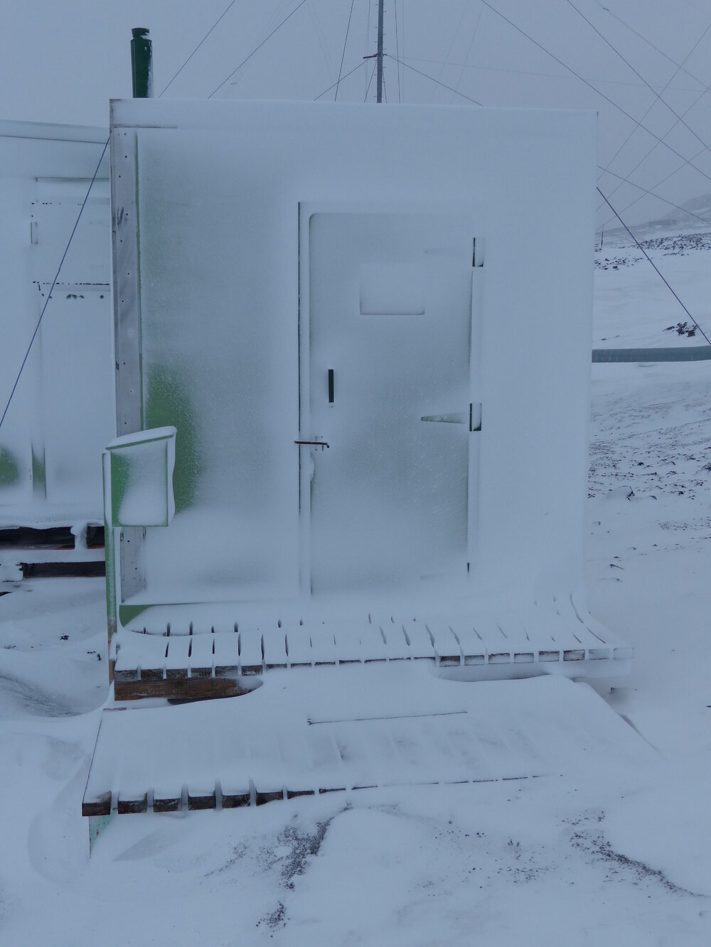 2013 Hillary's TAE/IGY hut inspection, exterior (002)