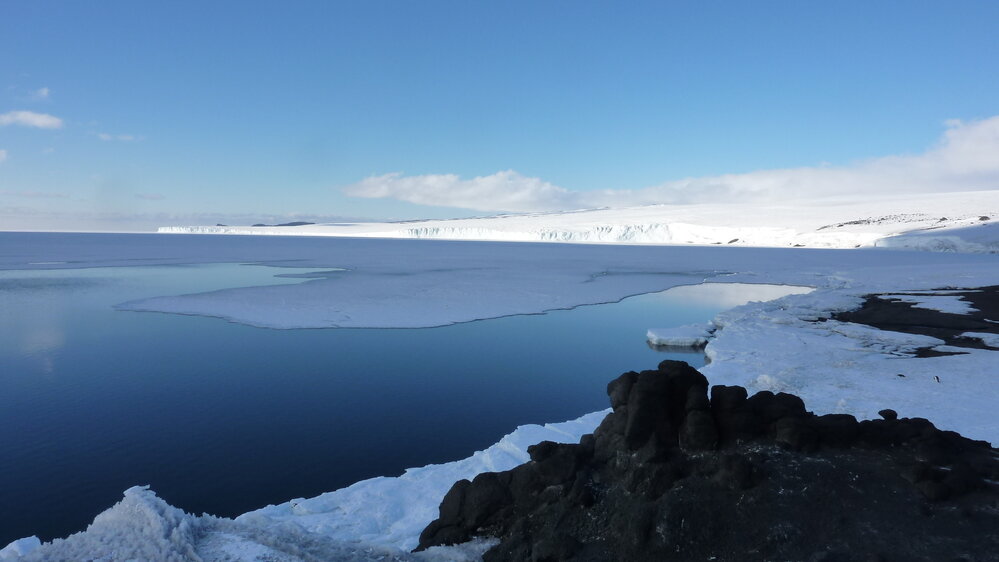 2010-11 Sea ice breaking up in North Bay