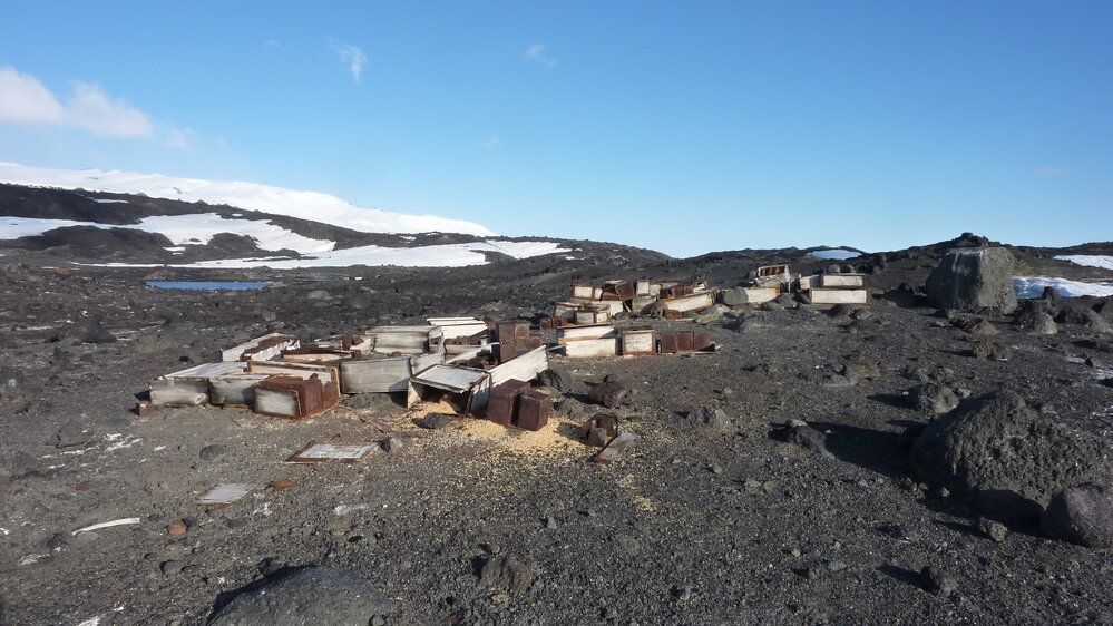 2010-11 Supply deposit at Cape Evans (001)
