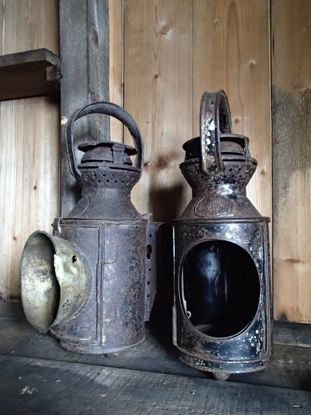 2014 Scott's 'Terra Nova' hut interior, lanterns on shelf in Scott's Cubicle (001)