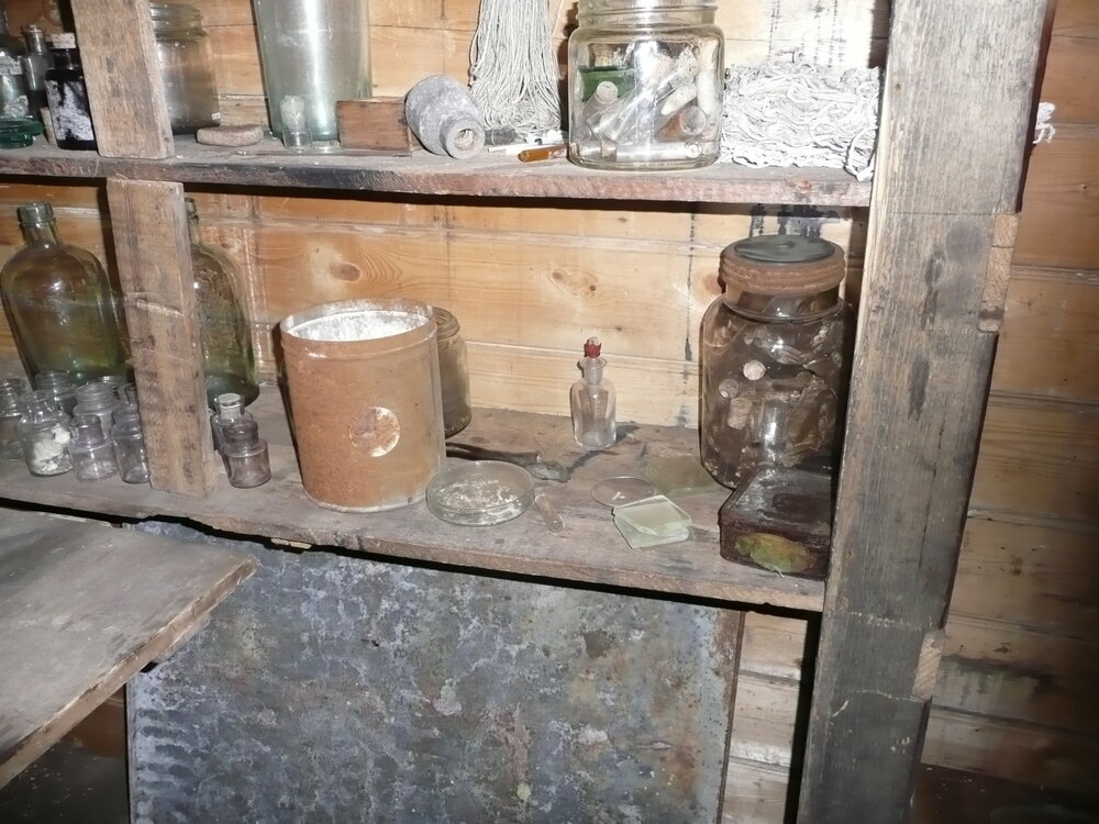 2010-11 Location image of artefacts in Murray's Laboratory inside Shackleton's 'Nimrod' hut
