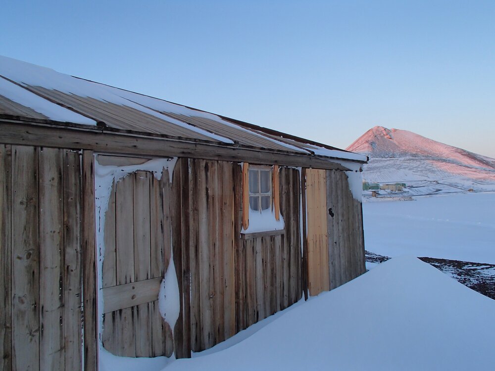 2014 Scott's 'Discovery' hut exterior, snow build-up at West wall, Hut Point (001)
