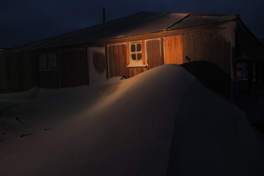 2014 Scott's 'Discovery' hut exterior, snow build-up at West wall, Hut Point (003)