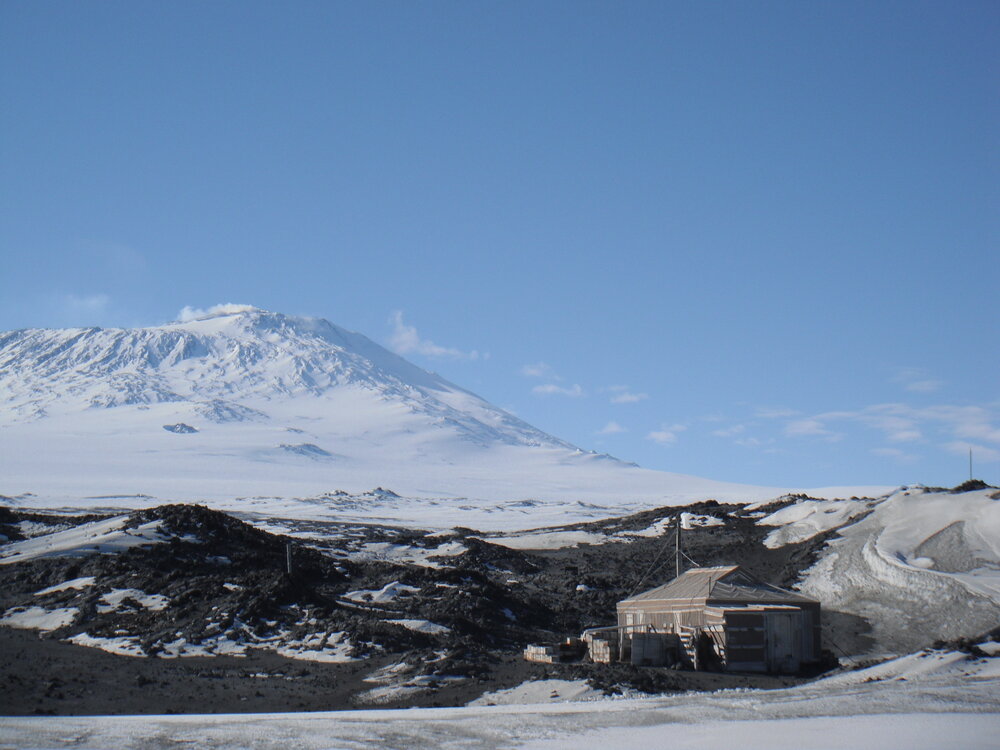 Shackleton's 'Nimrod' hut and Mount Erebus (001)