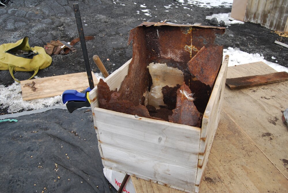 2007-08 Box undergoing repairs, Cape Royds (014)