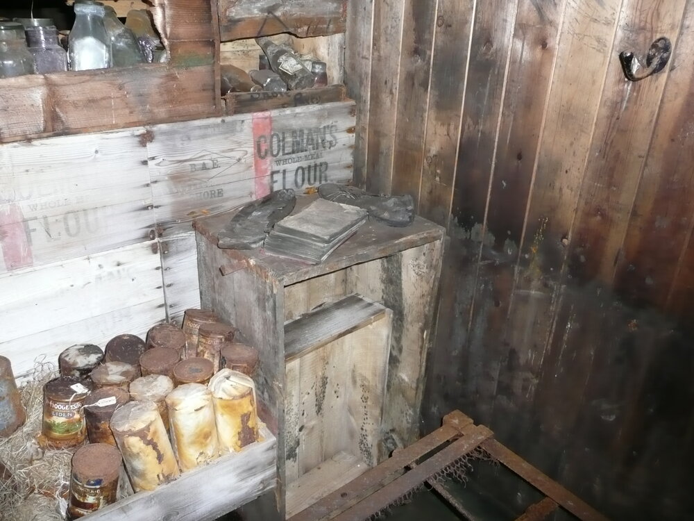 Bulkhead made of provision boxes and stocked with artefacts (002)